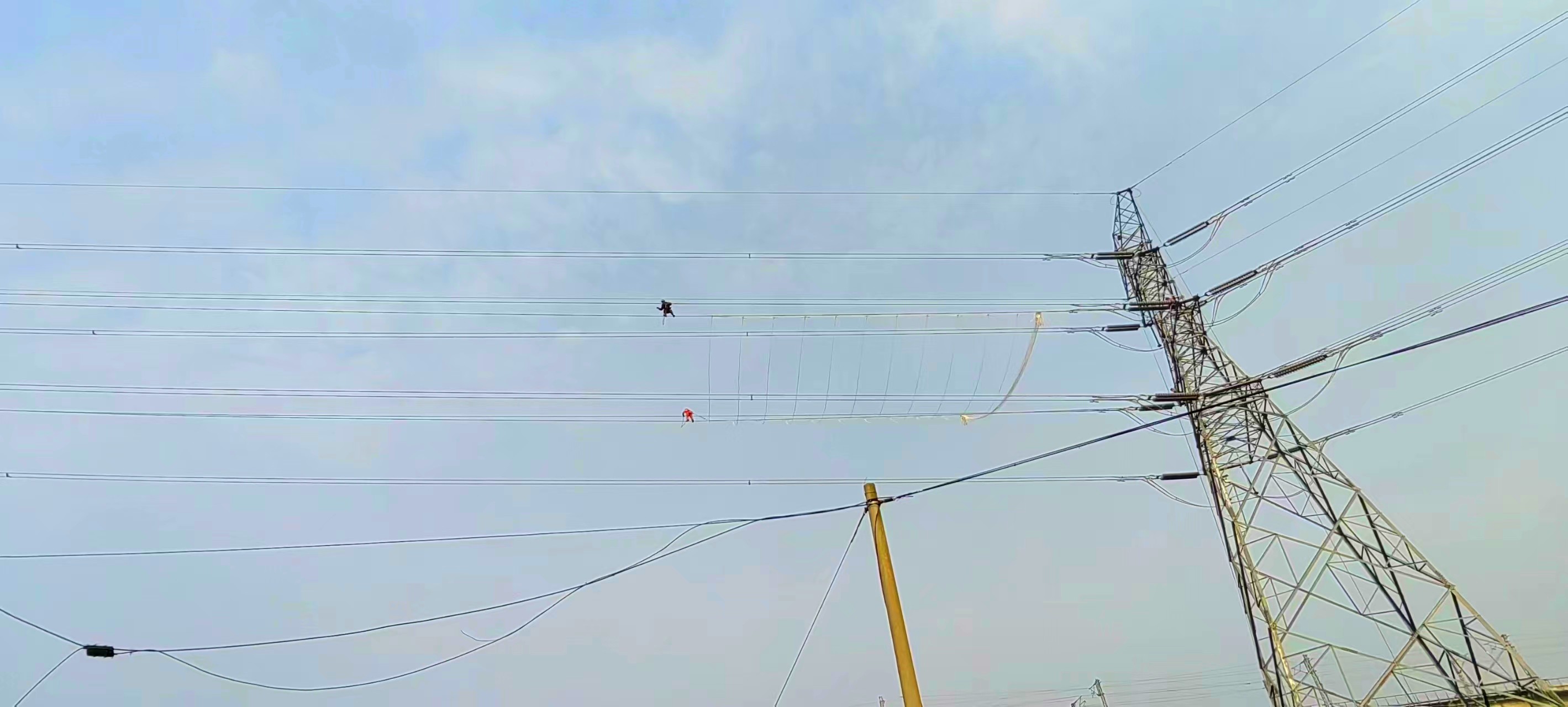 日照夏陸220千伏輸變電工程跨越瓦日鐵路K1254+550處更換電纜、光纜